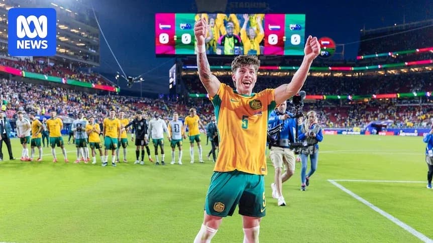 Jugador australiano celebrando con aficionados en el estadio