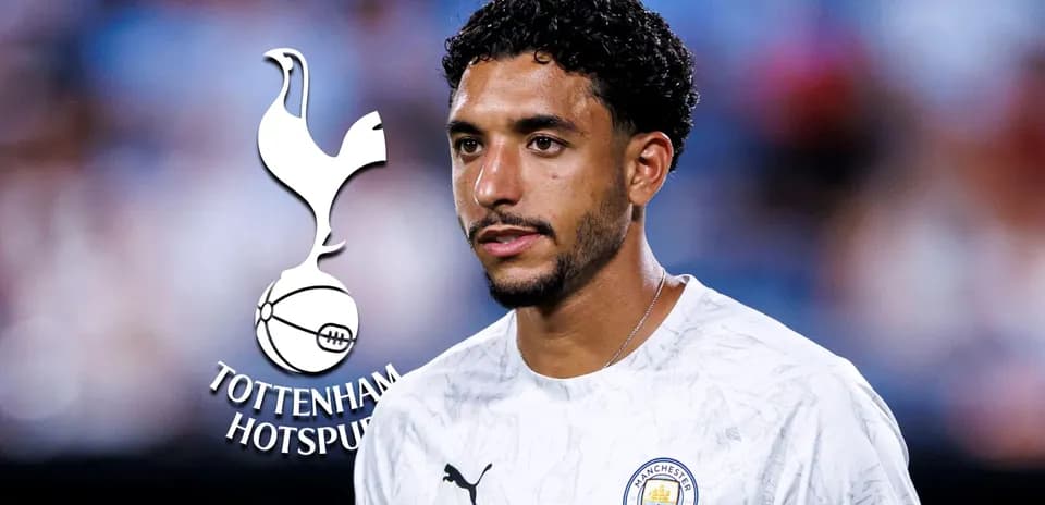 Jugador de fútbol en uniforme de Manchester City