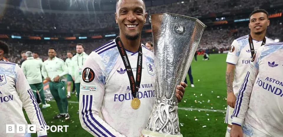 Jugador sosteniendo trofeo de la UEFA en celebración