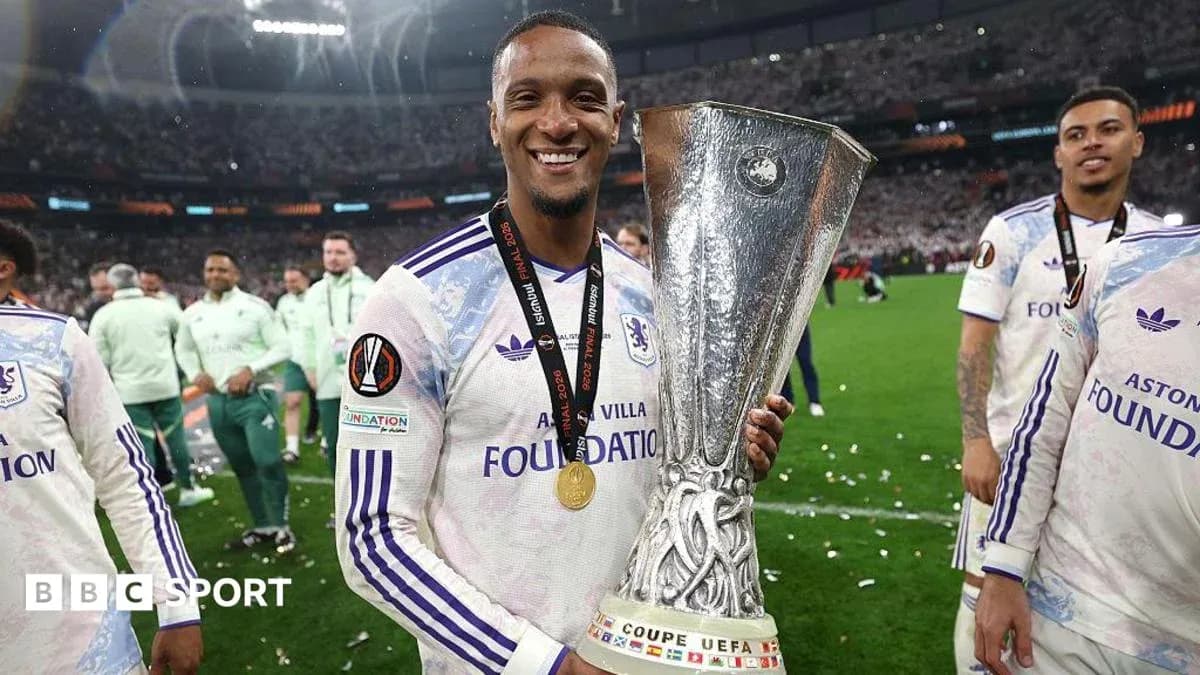 Jugador sosteniendo trofeo de la UEFA en celebración