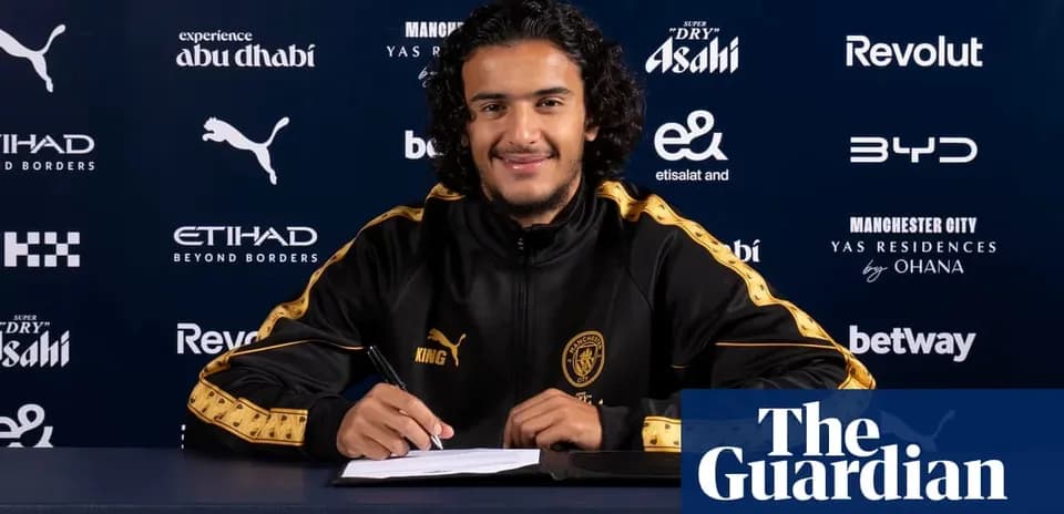 Jugador firmando contrato en la presentación oficial