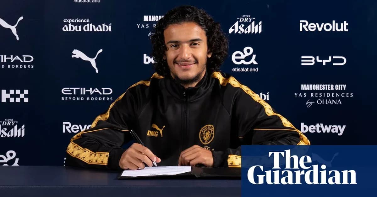 Jugador firmando contrato en la presentación oficial