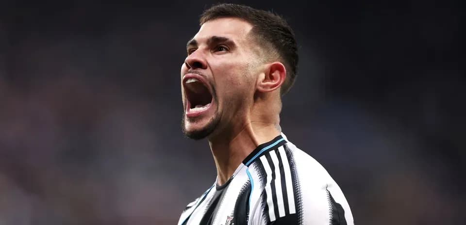 Jugador de Newcastle United celebrando con entusiasmo