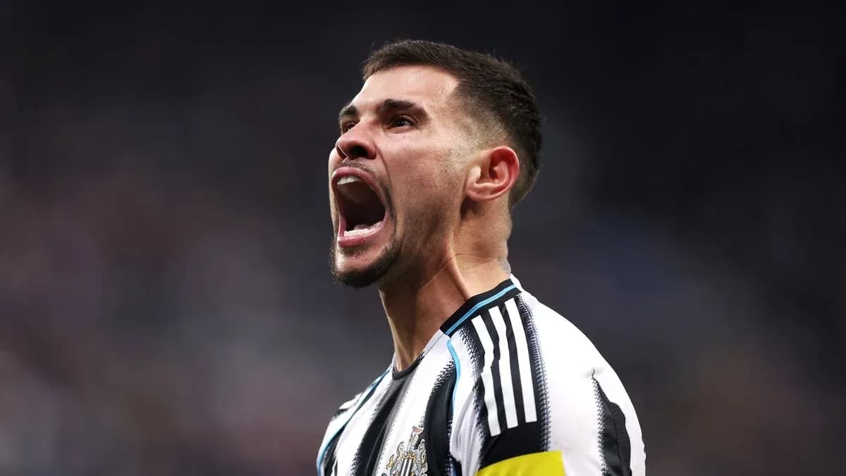 Jugador de Newcastle United celebrando con entusiasmo