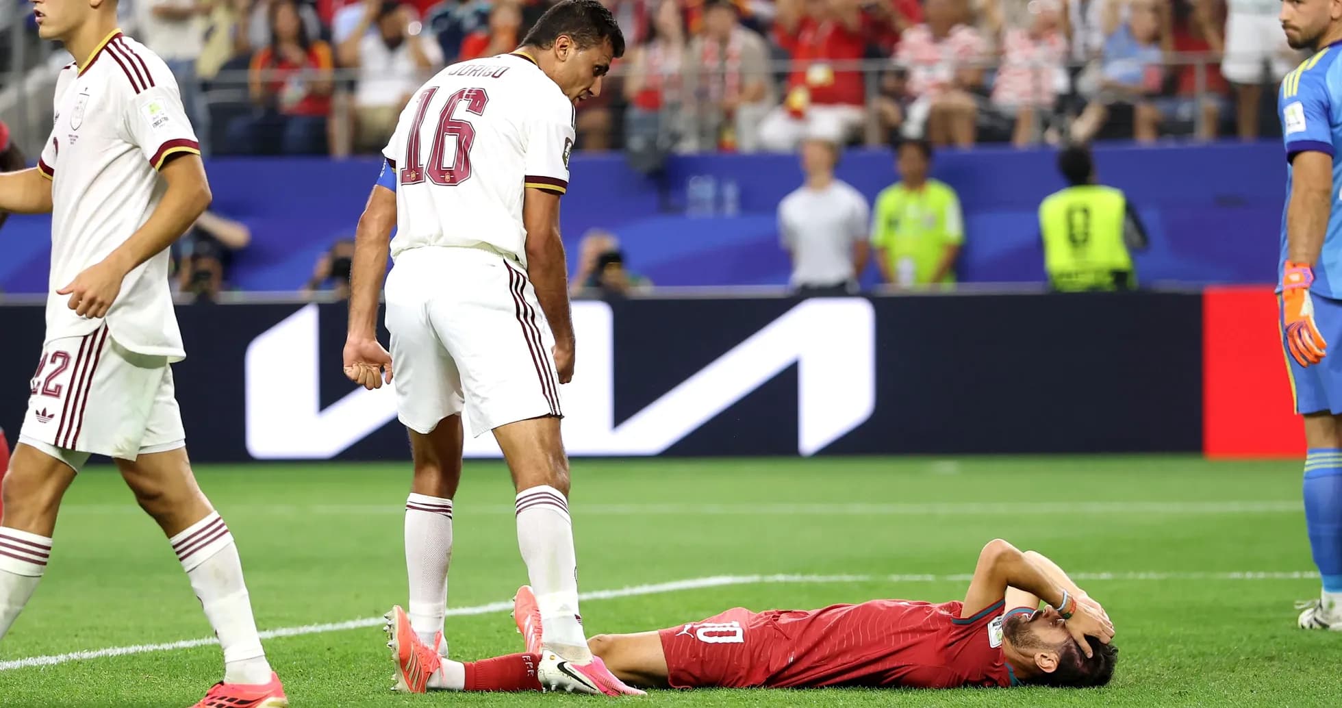 Jugador caído en el campo durante partido de fútbol