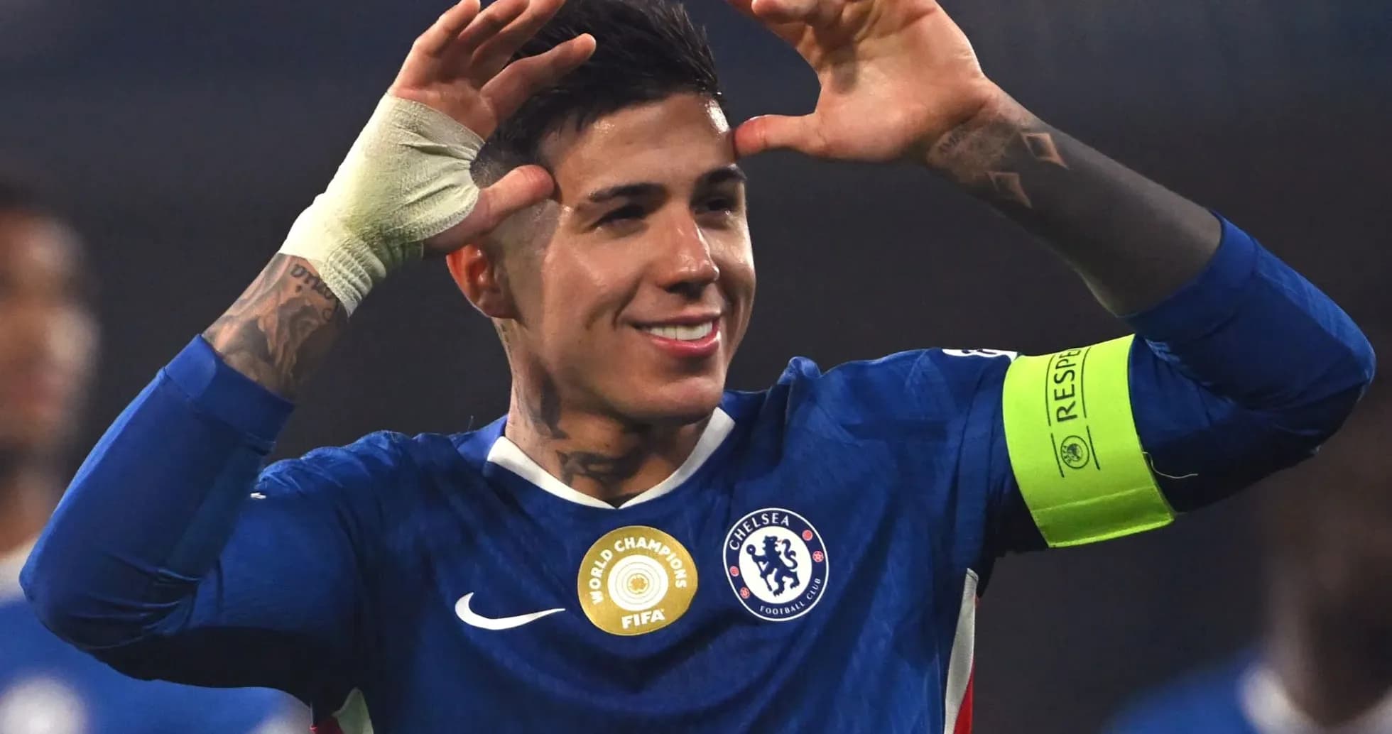 Jugador de Chelsea celebrando con gesto de victoria