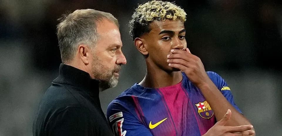 Entrenador hablando con jugador de Barcelona en partido