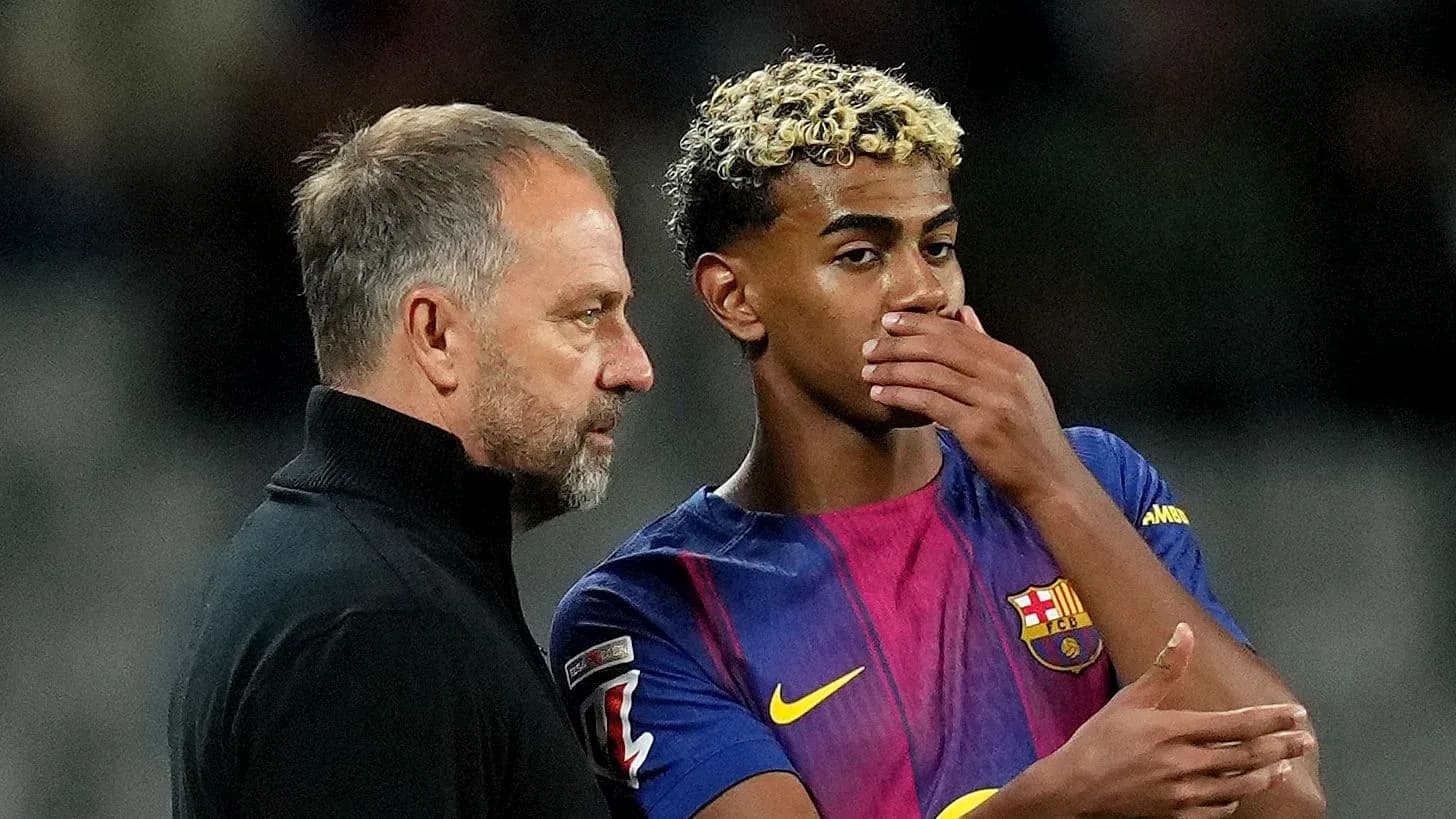 Entrenador hablando con jugador de Barcelona en partido