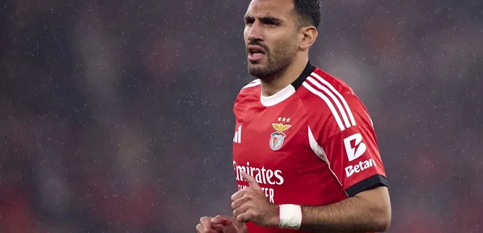 Jugador de Benfica en acción durante partido lluvioso