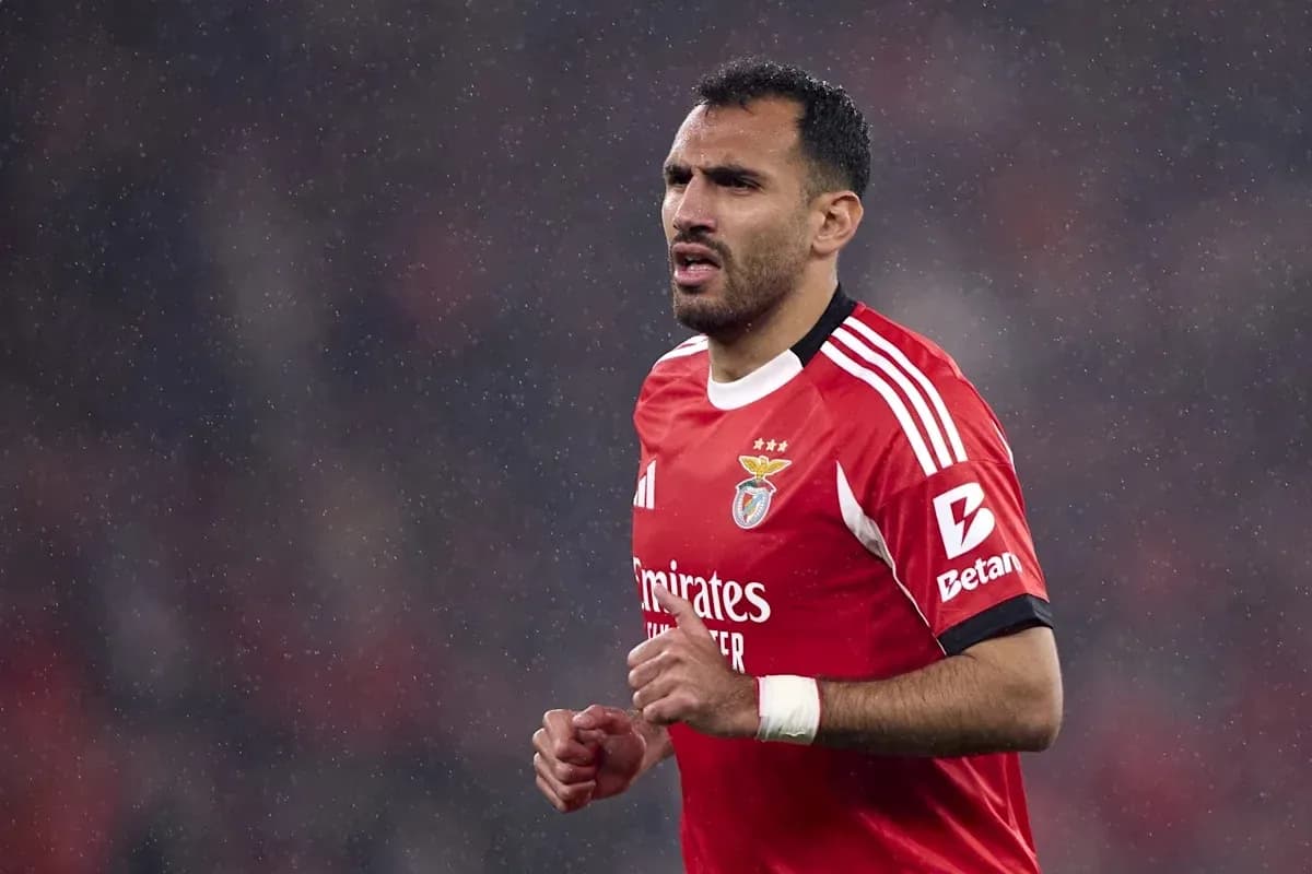 Jugador de Benfica en acción durante partido lluvioso