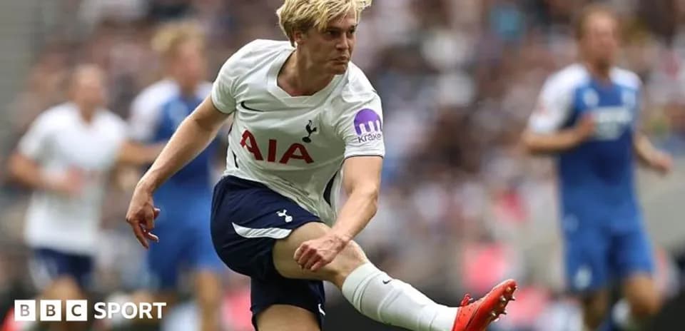 Jugador de Tottenham realizando un tiro en el partido