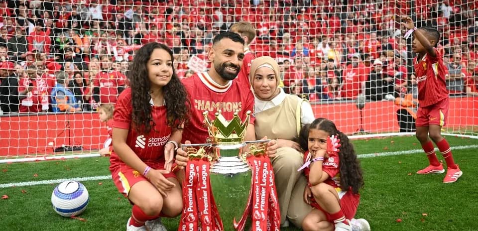 Jugador con familia sosteniendo trofeo de la Premier League