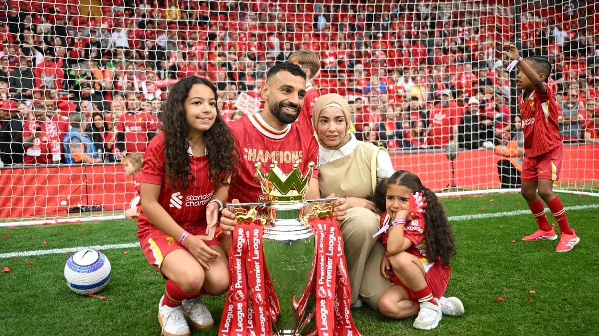 Jugador con familia sosteniendo trofeo de la Premier League