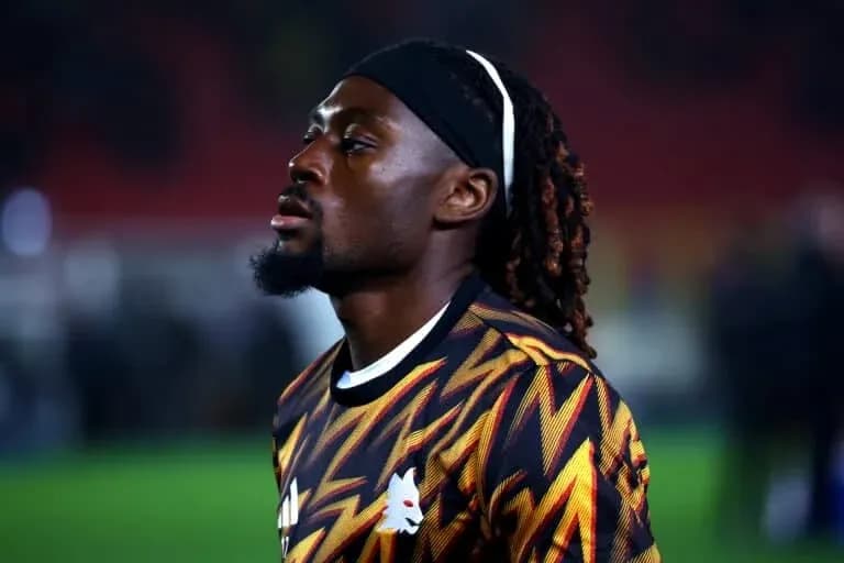 Jugador con camiseta colorida en el campo
