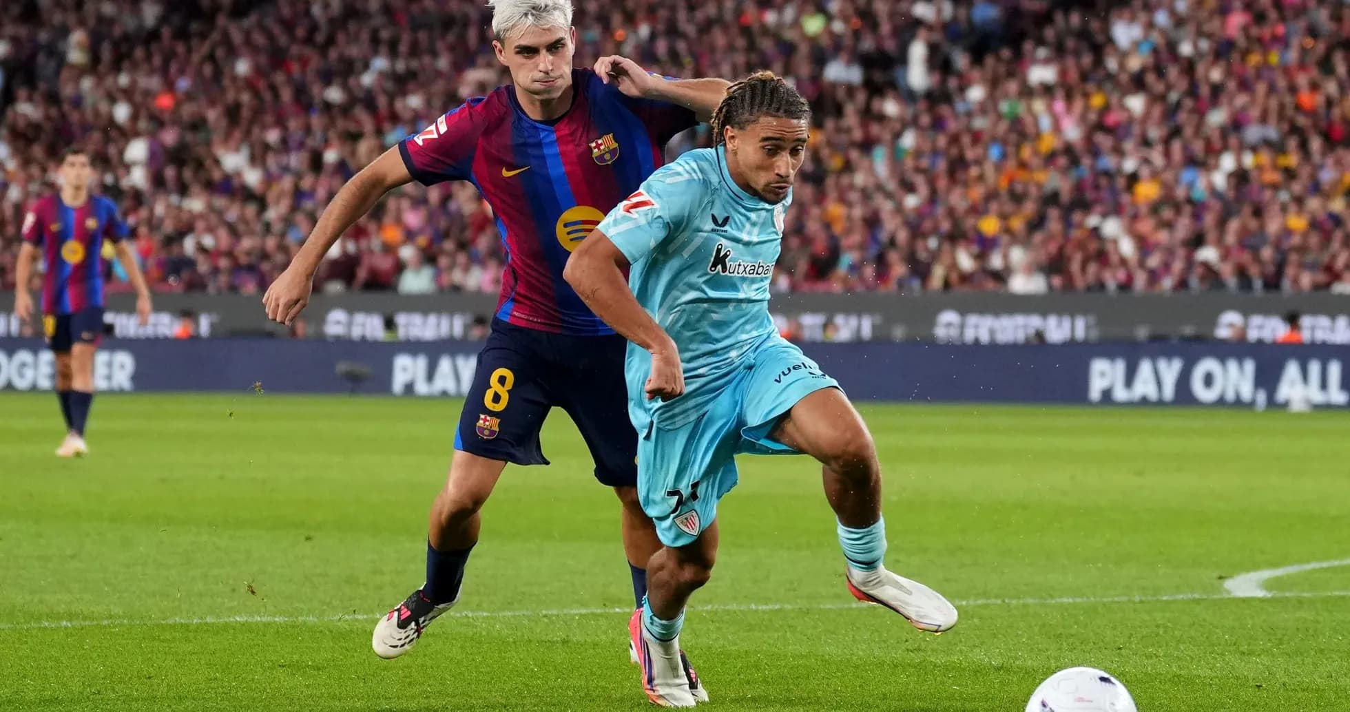 Jugador del Barcelona persiguiendo a oponente en partido