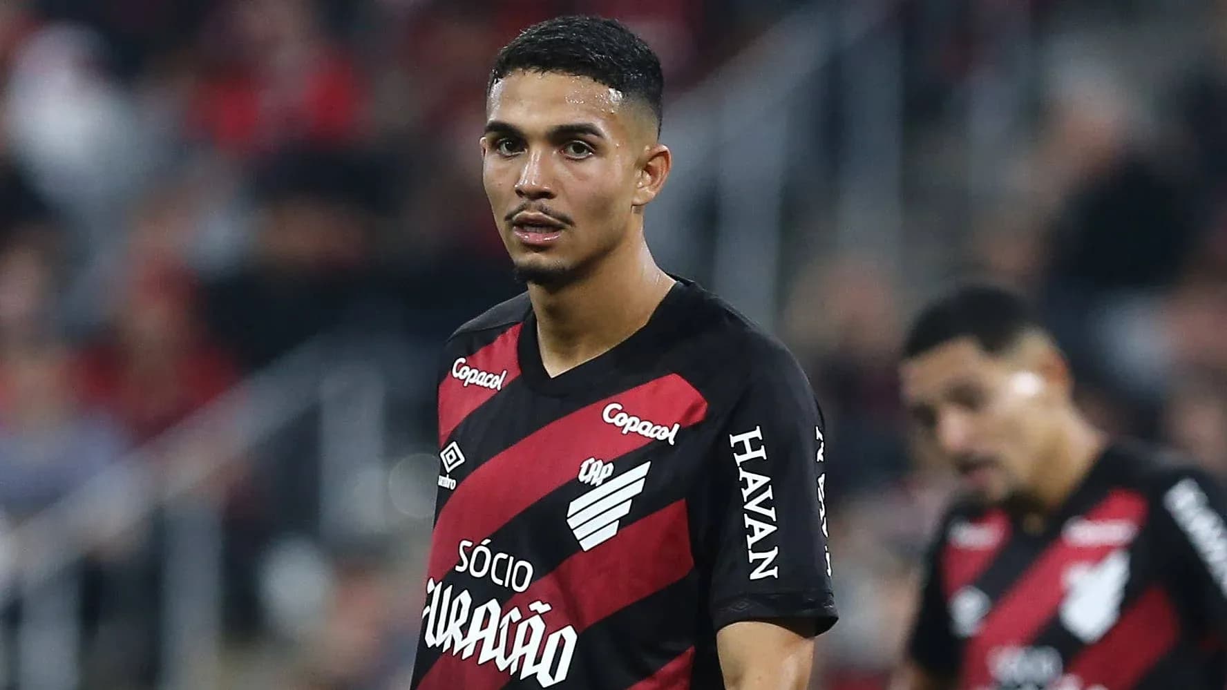 Jugador de Athletico Paranaense en el campo