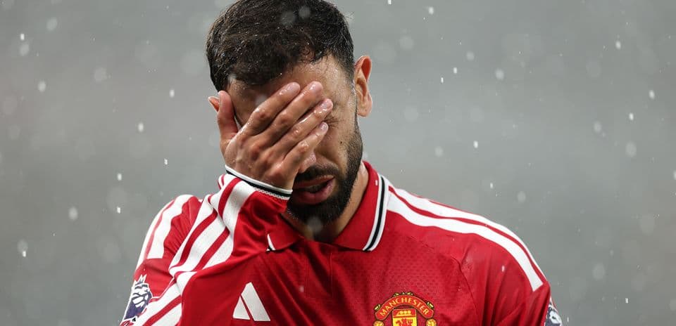 Jugador de Manchester United cubriéndose el rostro con la mano