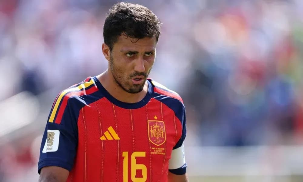 Jugador de España con camiseta roja en el campo