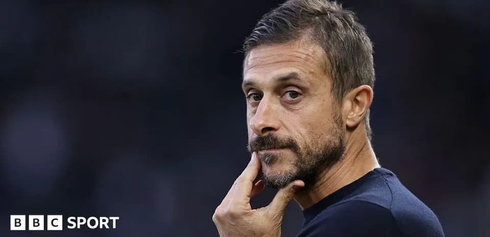 Entrenador observando el partido desde la banda