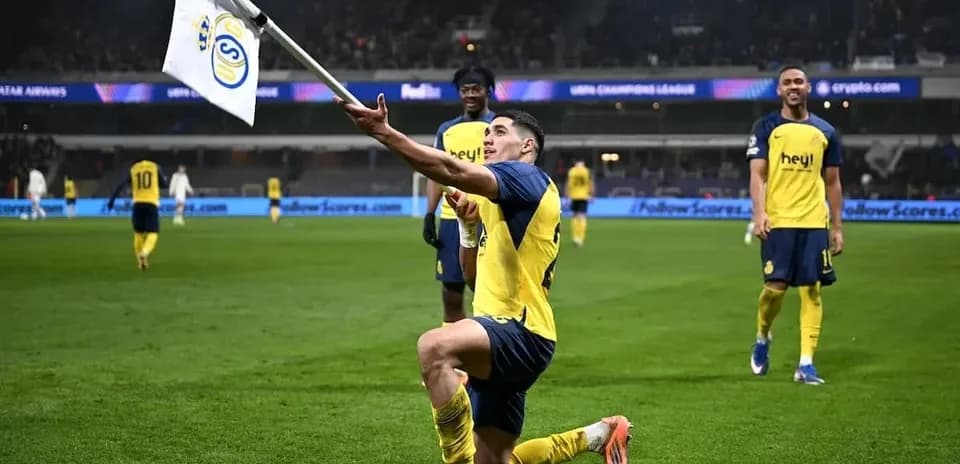 Jugador celebrando con una bandera en el campo