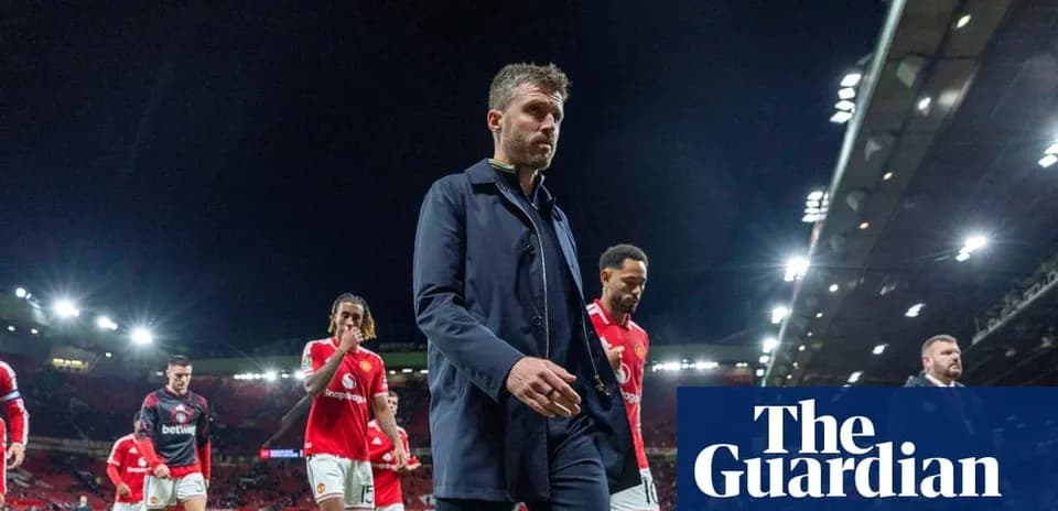 Entrenador y jugadores del Manchester United saliendo del campo