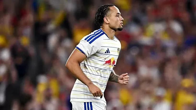 Jugador de New York Red Bulls corriendo en el campo
