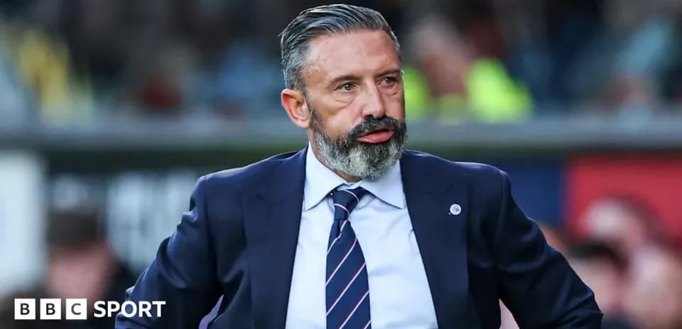 Entrenador observando el partido desde la línea lateral