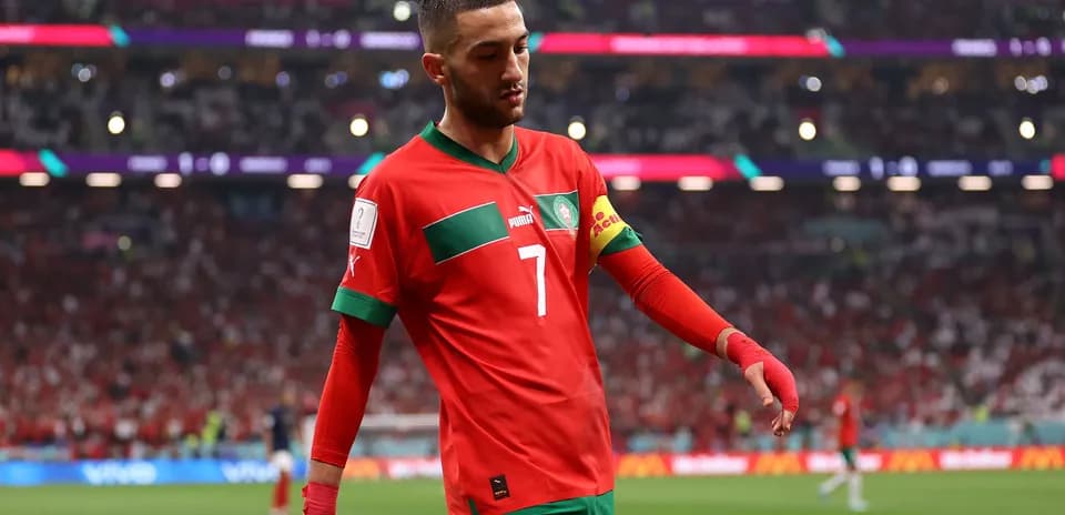 Jugador de Marruecos caminando en el campo durante el partido