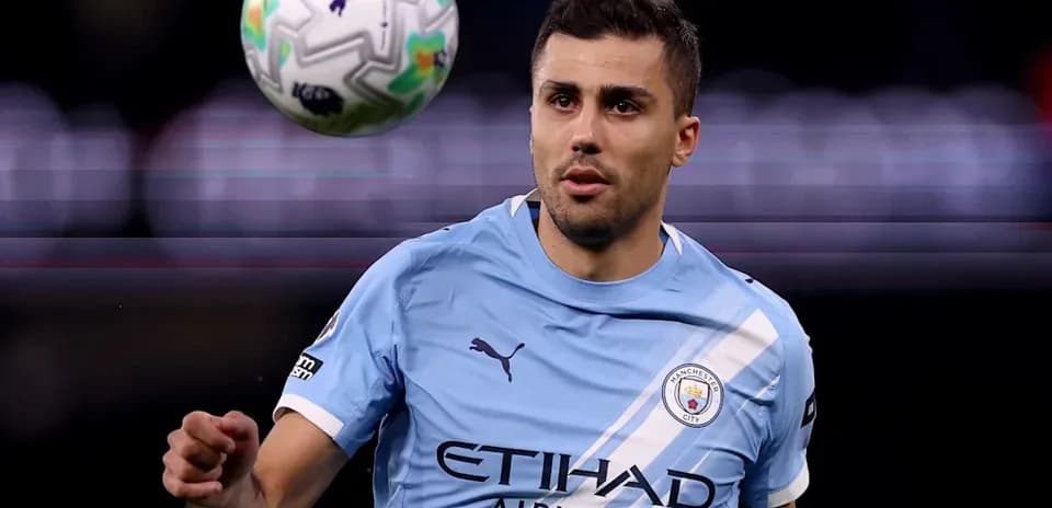 Jugador de Manchester City controlando el balón