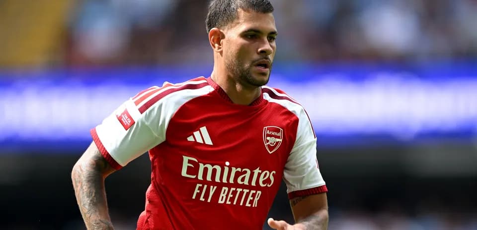 Jugador de Arsenal corriendo en el campo
