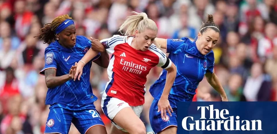 Jugadora de Arsenal superada por dos rivales de Chelsea