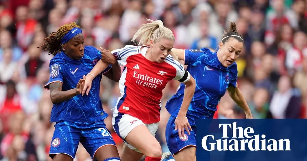 Jugadora de Arsenal superada por dos rivales de Chelsea