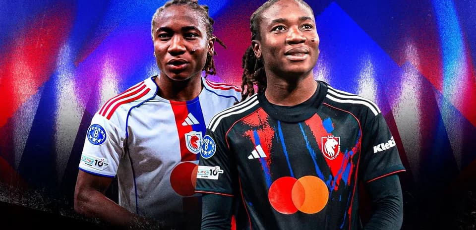 Dos jugadores en camisetas de equipos de fútbol