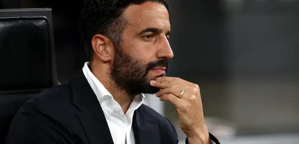 Entrenador sentado pensativo en el banquillo
