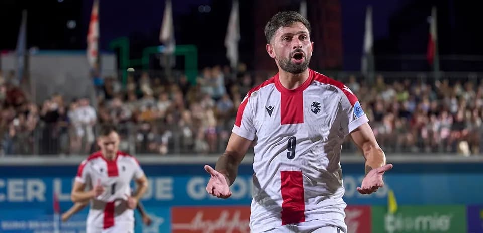 Jugador celebrando durante partido de fútbol playa