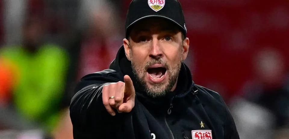 Entrenador señalando durante el partido en el estadio