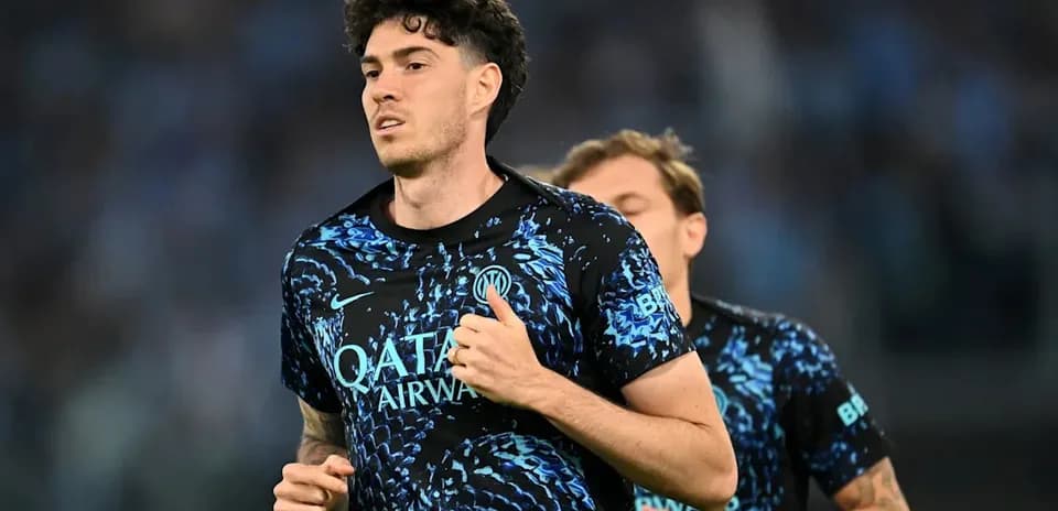Jugador corriendo en entrenamiento con camiseta de Inter