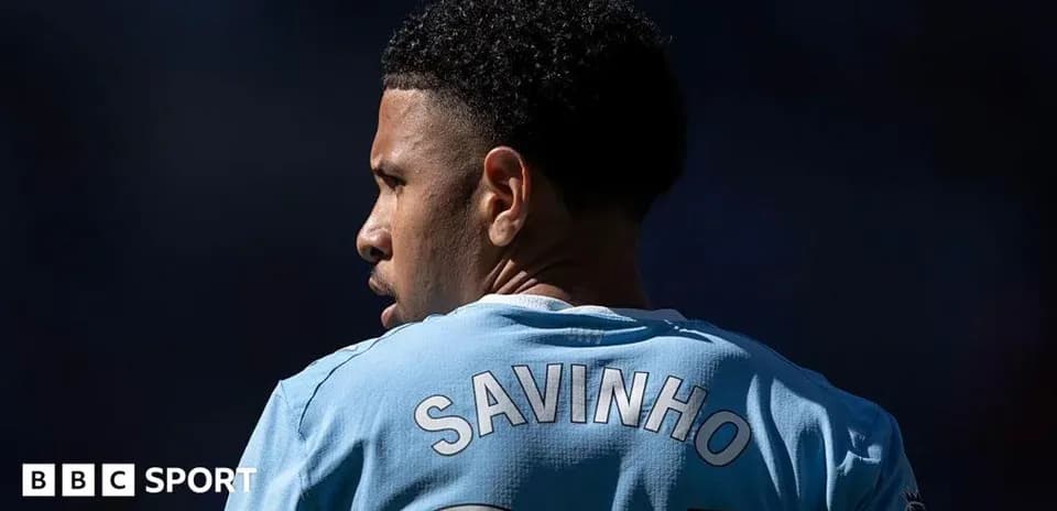 Jugador con camiseta de Manchester City en el campo