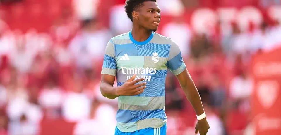 Jugador del Real Madrid caminando en el campo
