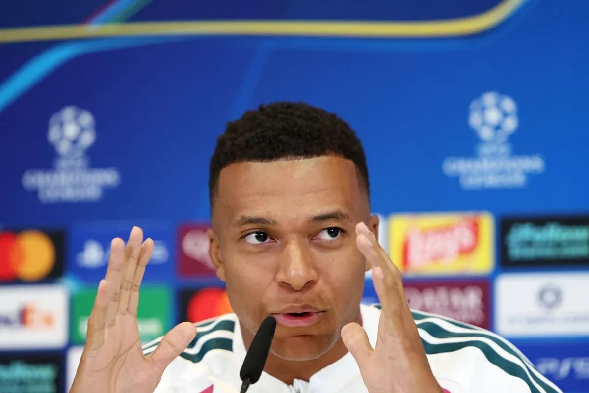 Jugador hablando en conferencia de prensa de la UEFA