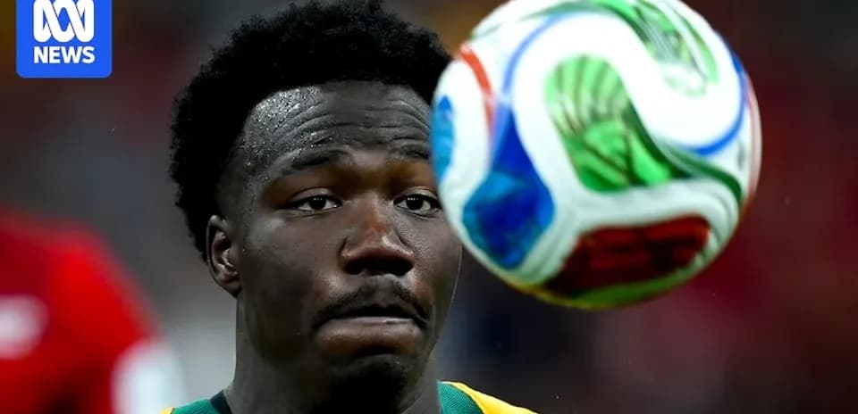Jugador australiano concentrado con balón en el aire