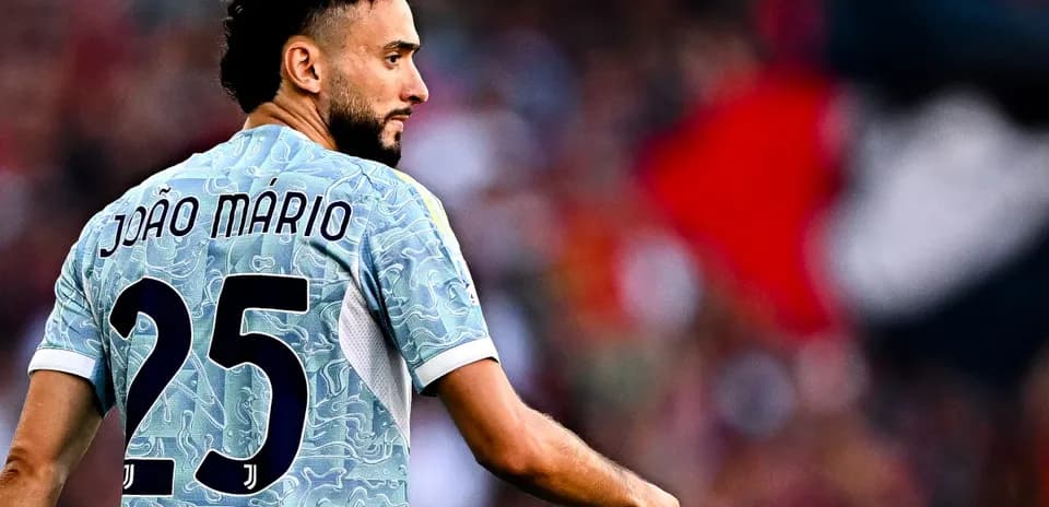 João Mário con camiseta 25 en campo de fútbol