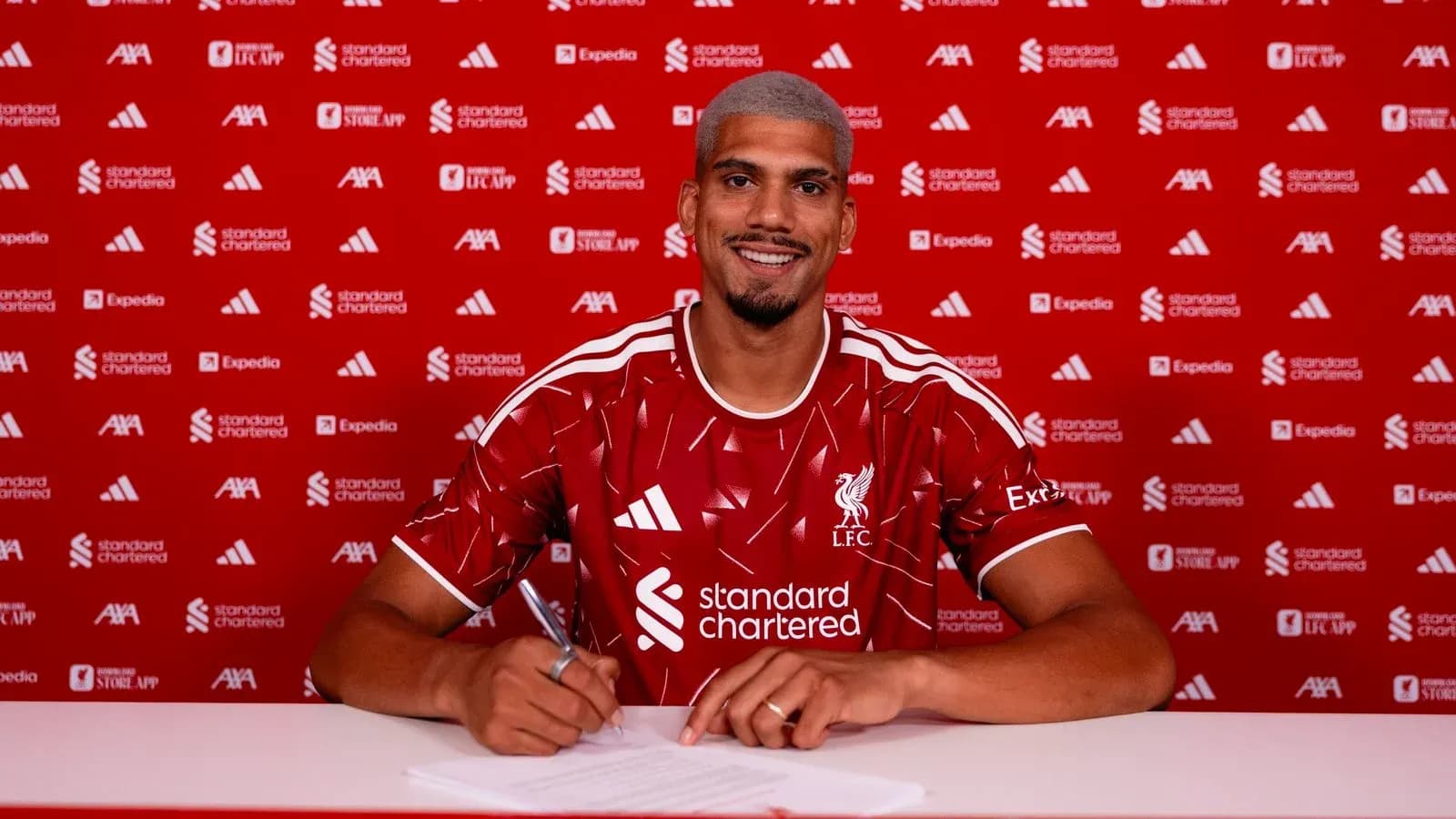 Jugador firmando contrato con Liverpool FC