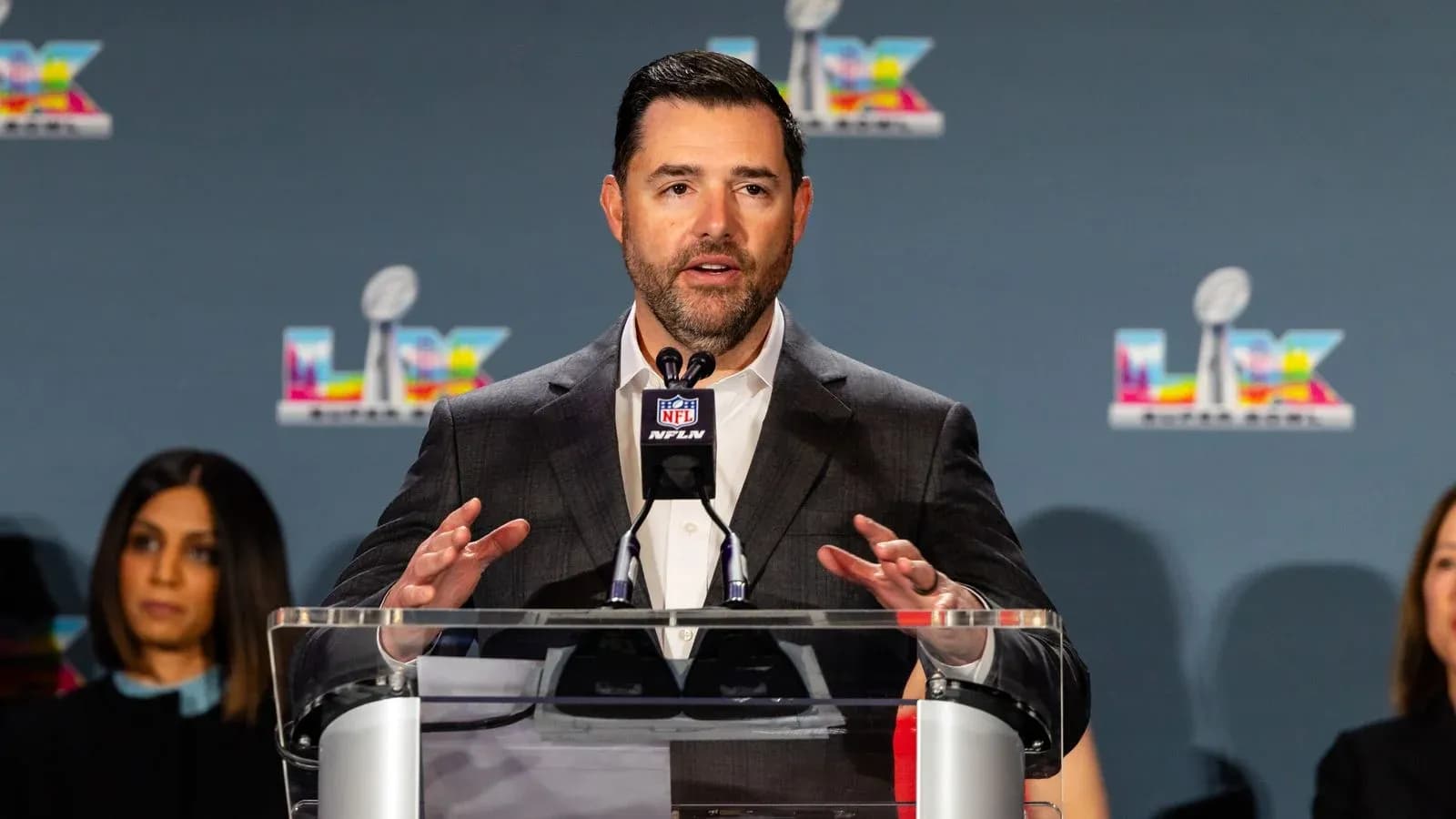 Persona hablando en conferencia de prensa de la NFL