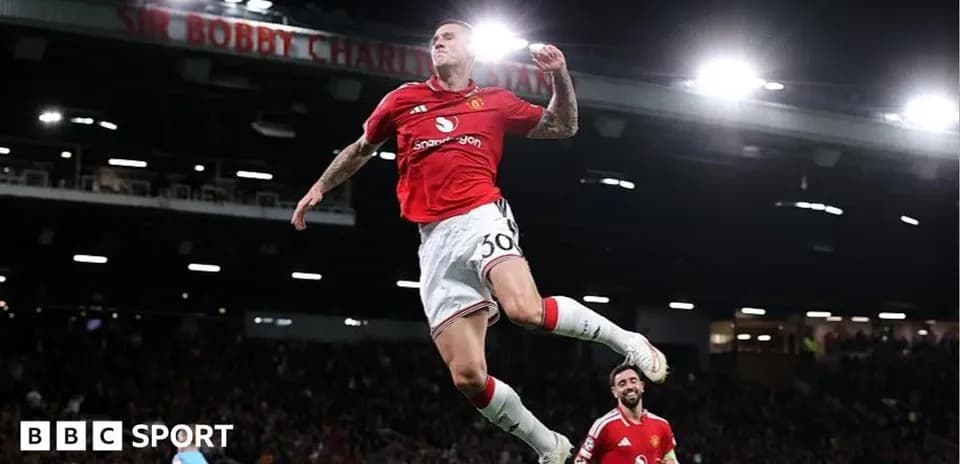 Jugador de Manchester United saltando en celebración
