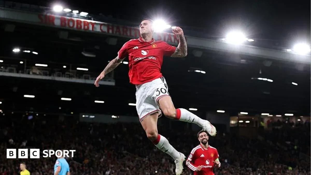 Jugador de Manchester United saltando en celebración