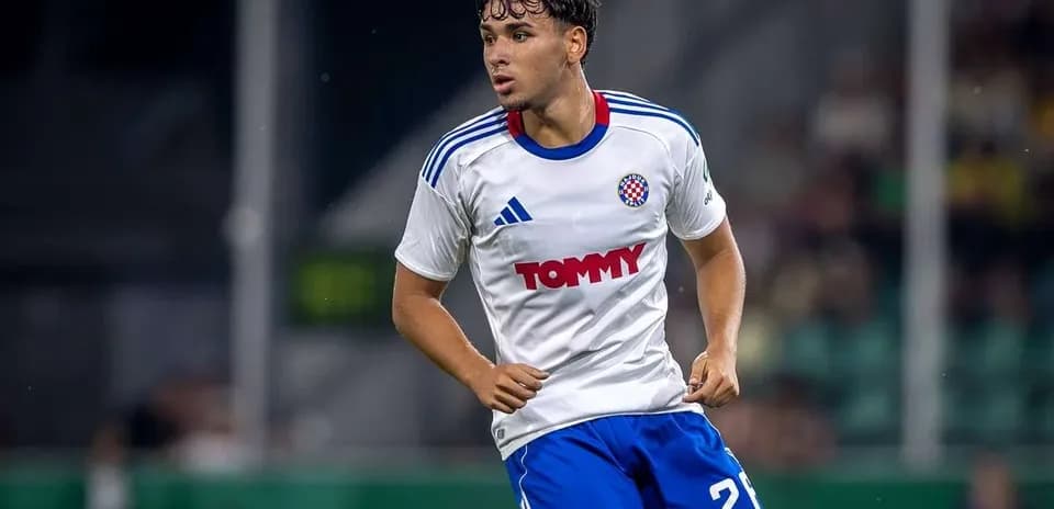 Jugador corriendo con camiseta del equipo en el campo