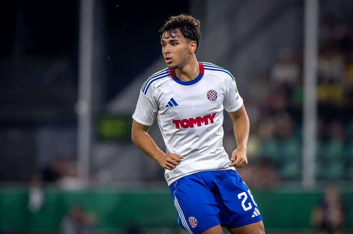 Jugador corriendo con camiseta del equipo en el campo