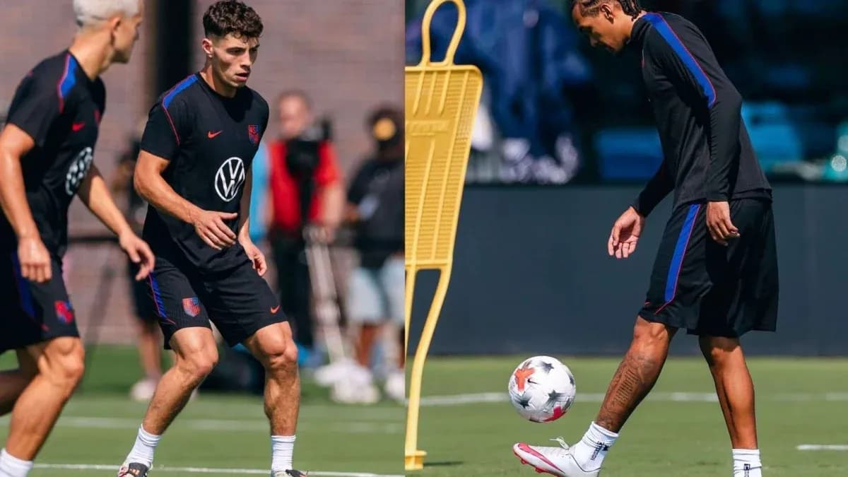 Jugadores entrenando con balón en campo de fútbol