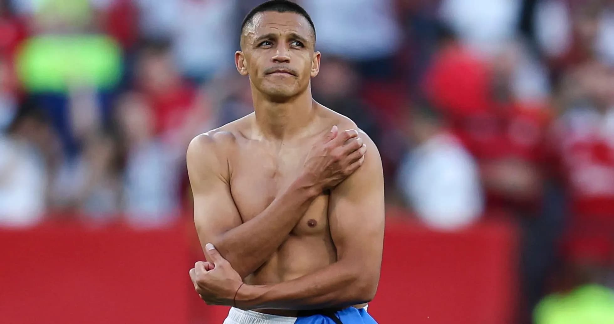Jugador con camiseta levantada tras el partido